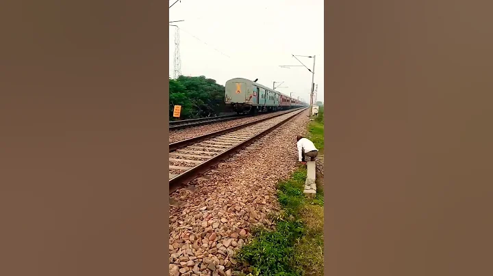 Poorva SF Express ❤️😍❤️😍🥰🥰🔥🔥🥰😍😍🤩😍#shorts #youtubeshorts #viral #indianrailways - DayDayNews