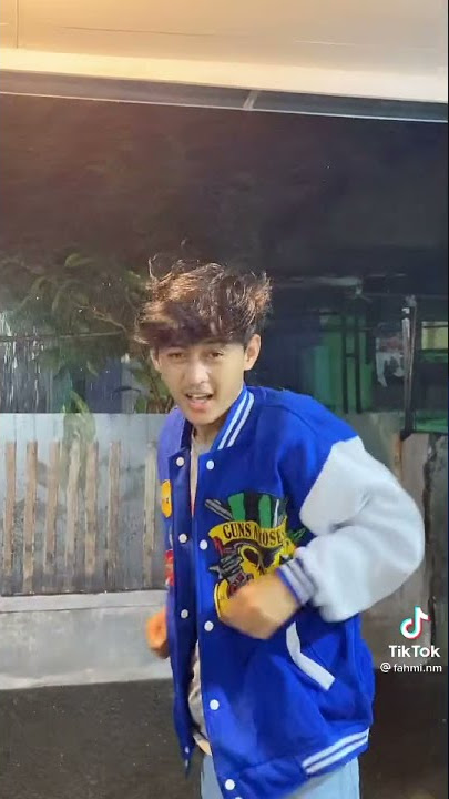 tiktok fahmi nur muhammad ambil sendal di saat hujan