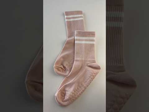 Шкарпетки для йоги и пилатеса високі протиковзкі зі смужками Рожеві з білим, видео 1