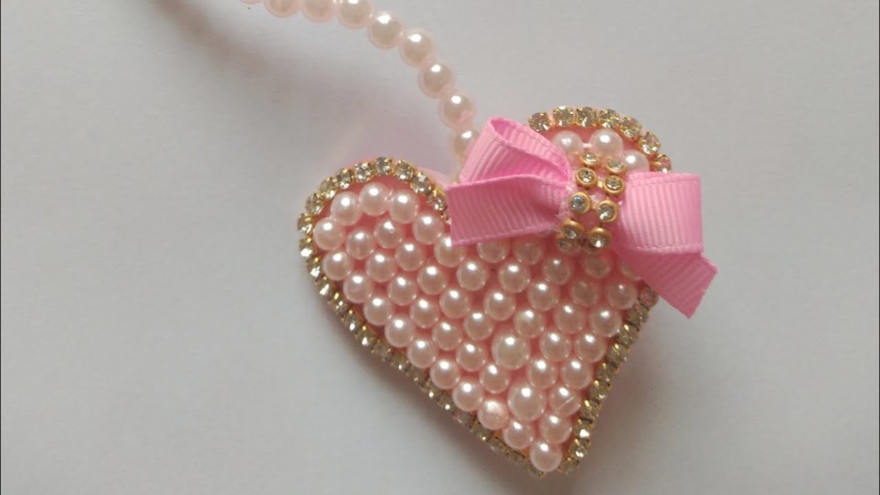 Prendedor de chupeta coração de pérola