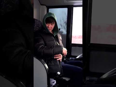 Видео: Жас жігіт жалғыз өзі автобусты тоқтатқан // @KTKastarlyakikat