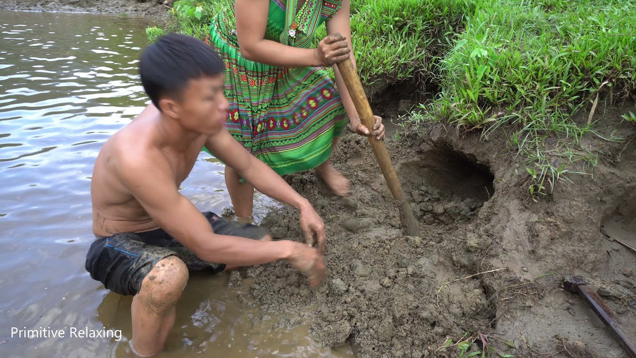 Survival Skills - Solo Bushcraft Dig Deep Mud Hole To Catch Big Fish - Fishing Exciting