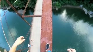 Gila! Aksi Nekat Seorang Pemuda Tantang Maut Lompat dari Jembatan