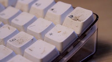 Apple A1048  Keybord - worn and dirty(1080p)