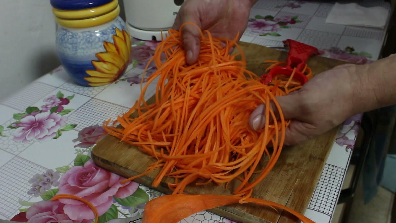 Терка для корейской моркови,  овощечистка. Как правильно ей пользоваться.