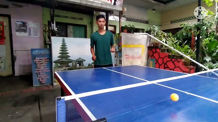 Jelaskan gerakan kombinasi pukulan backhand meja terpasang net dalam permainan tenis meja