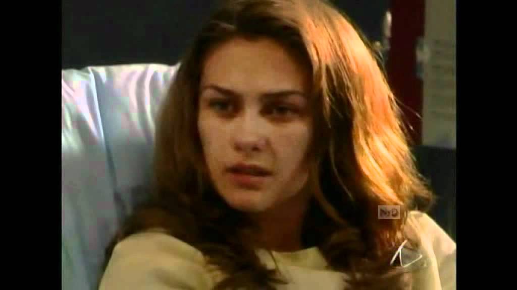 Abrazame Muy Fuerte- Cristina le cuenta su historia a Maria del Carmen (capitulo 126)