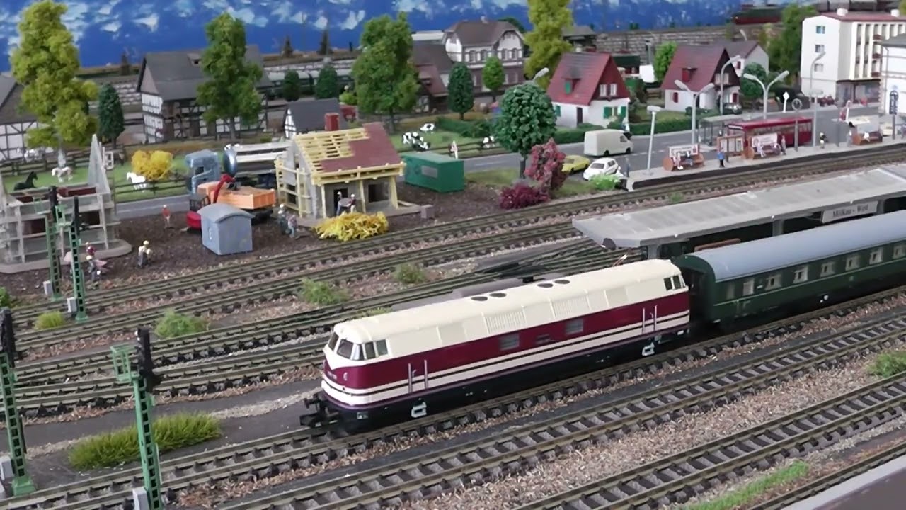 Zugverkehr im Bahnhof bei der DR in Epoche III Spur N