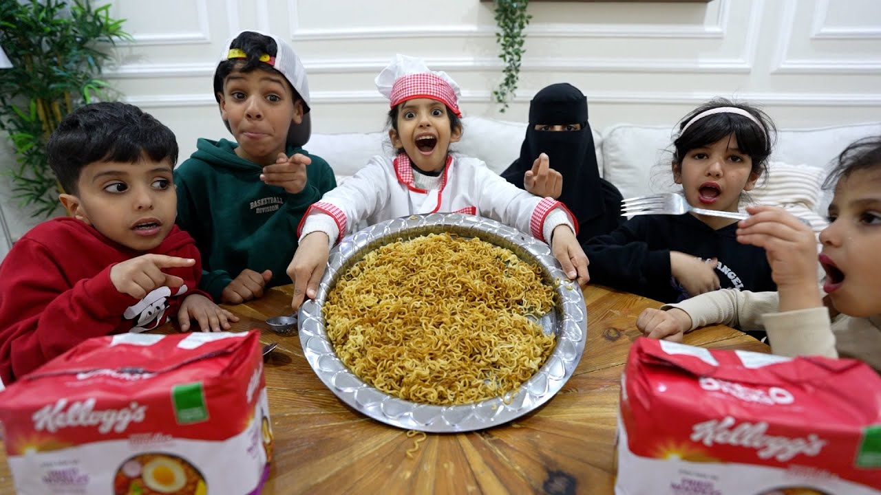 ساره تعزم اصدقائها وتسوي اكله غريبه !!