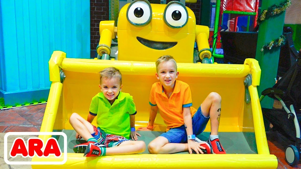 يلعب نيكيتا وماما في مركز التعلم للأطفال