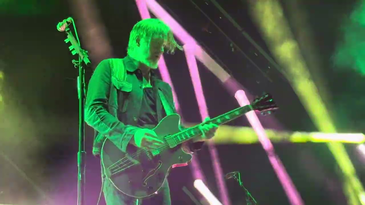 Queens Of The Stone Age God Is In The Radio