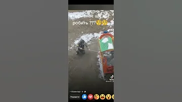 Человек с жёлтой повязкой на рукаве что-то установил на детской площадке #войнаукраина #войнахарьков