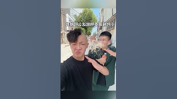 Thấy anh kia hất tóc nên buồn cười phụt nước ra