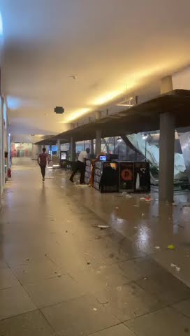 Shopping de Caraguatatuba é parcialmente destruído após fortes ventos