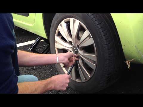 Citroen C3 Picasso : Monter Une Roue De Secours