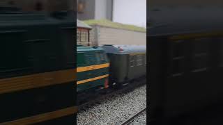 RENFE 333 VERDE-AMARILLO "RAMBA" ROCO CON COCHES 5000-8000 VERDES