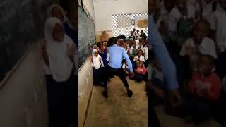 uyu mwalim noma sana akata mauno mbele ya wanafuzi wake
