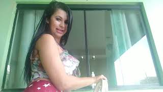 Rara Limpando A Janela