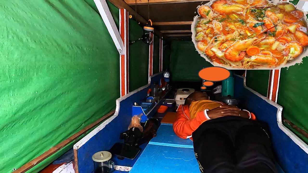 Mancing dan bermalam diperahu demi bisa nikmati sup udang galah di sungai