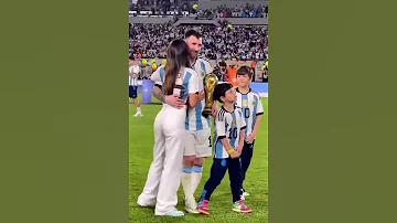مسي وزوجته مع ابنائه 