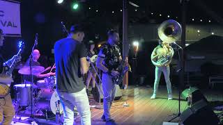 Den Tulip By The Huntertones 2021