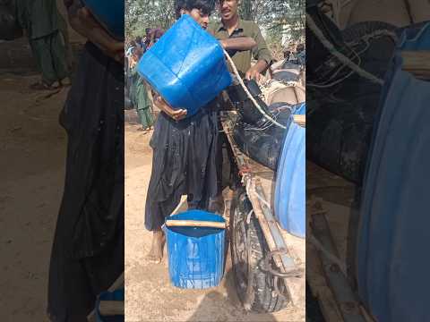         ثلاث علب بلاستيكية تصب الماء في أنبوب