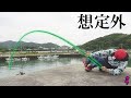 堤防の先端まで引きずられる釣り人が…アカンっ、もうギリギリ！