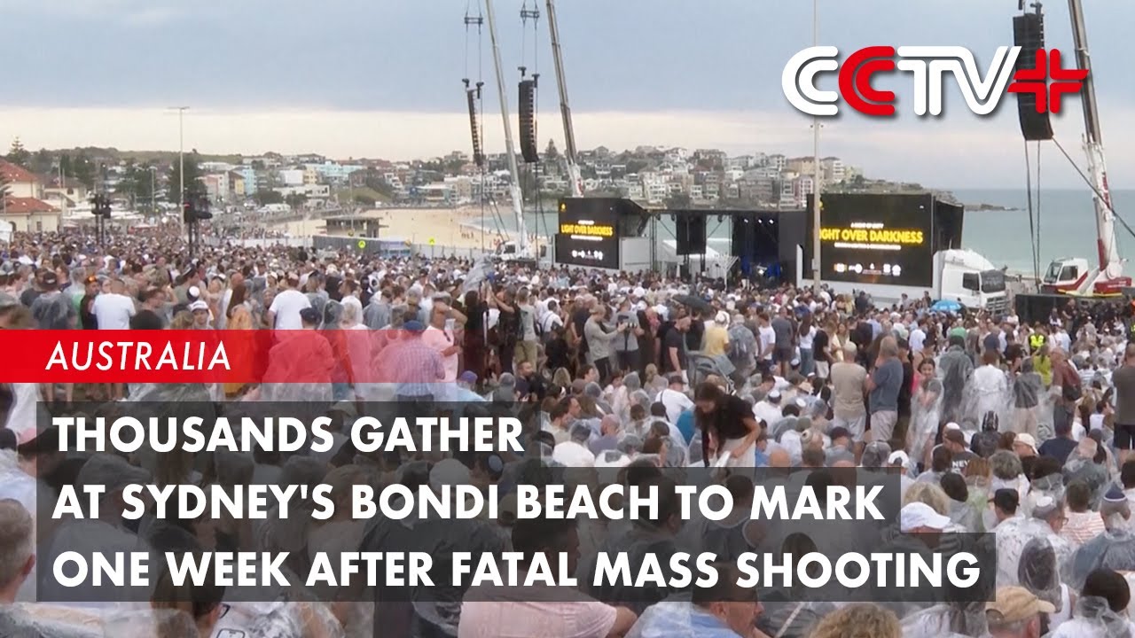 Тысячи людей собрались на пляже Бонди в Сиднее, чтобы отметить неделю со дня трагической массовой...