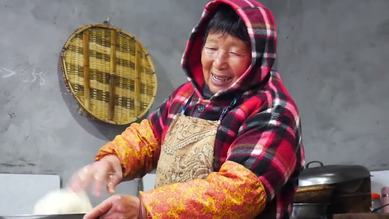 阿英两个把腌好的肉洗来挂起，婆婆煮一锅麦粑来犒劳，吃着好暖和