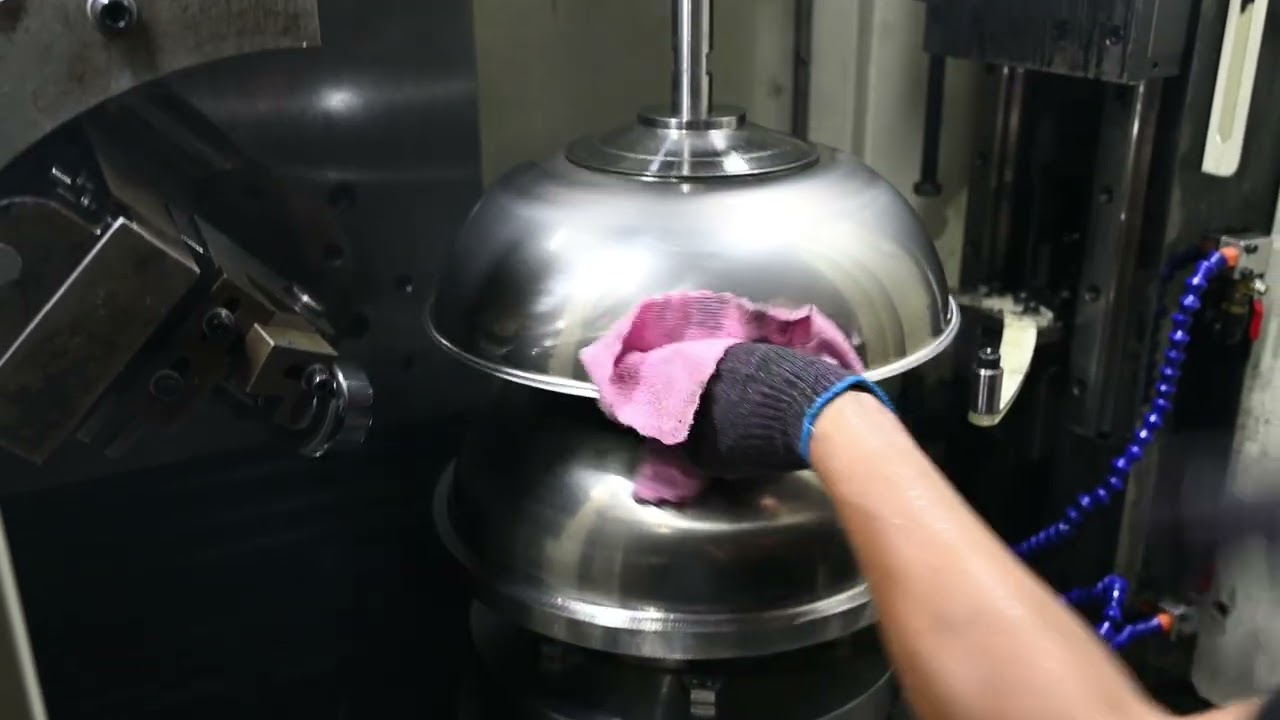 The spinning process of a three-layer steel wok 三层钢炒锅旋压