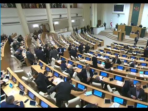 „ოპოზიციის წარმომადგენლებმა  დაასხეს  რაღაც ნივთიერება\" - უსაფრთხოებისთვის შეწყვეტილი სესია