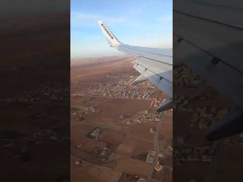 تمتع بمشاهدة الأرض من على متن الطائرة وهي تستعد للهبوط مناظر طبيعية خلابة قرب مطار وجدة بالمغرب 