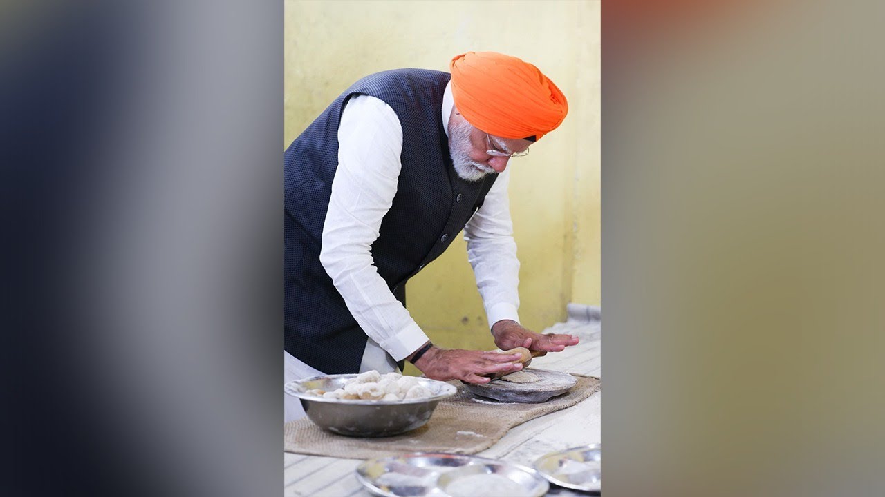 Kid gets emotional at PM Modi's rally as he accepts her painting