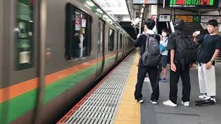 E233系U628編成が回送幕で大宮駅11番線を発車するシーン