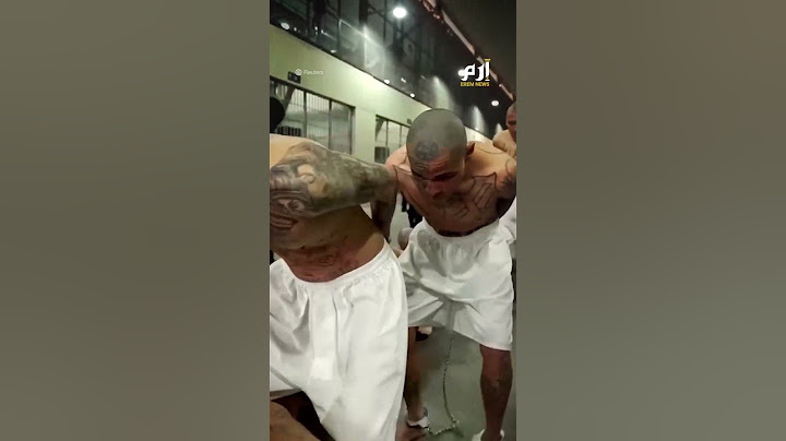 السلفادور تهين أعضاء العصابات أثناء نقلهم لسجن عملاق