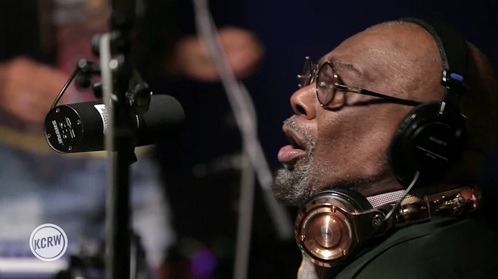 Funkadelic (feat. George Clinton) performing "Flas...