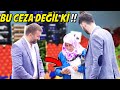 GÖREVLİ KILIĞINDA SOKAK SATICILARINA PARA DAĞITMAK !!