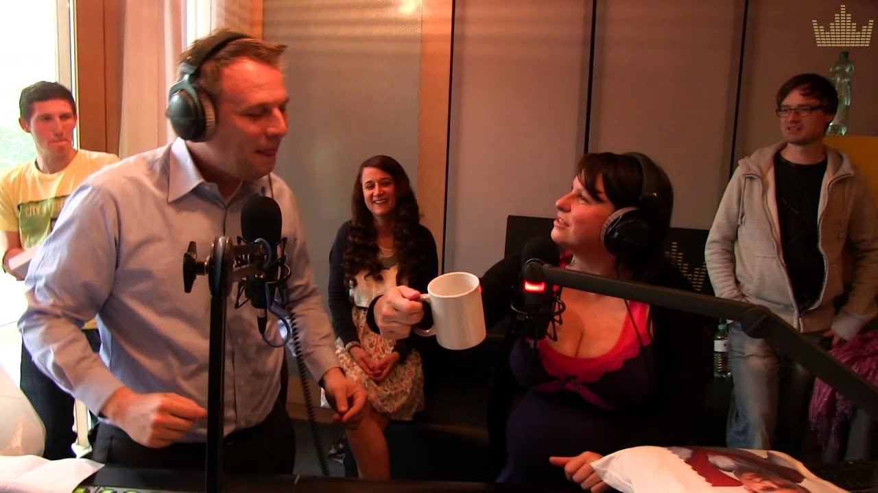 kronehit-danis-abschied-in-die-babypause-youtube