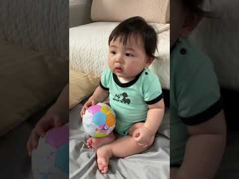 赤ちゃんがおかあさんといっしょを見る時の集中力がこちらです/Baby Focusing on Watching His Favorite TV Show #Shorts