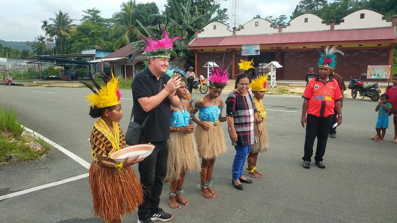 Penyambutan Pdt. Dr. Rainer Scheunemman Di Kabupaten Supiori Papua