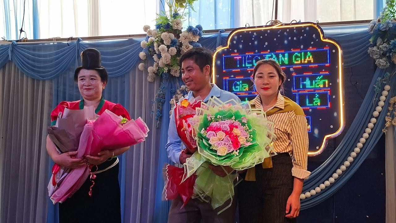 Quàng Lả chào Quý vị