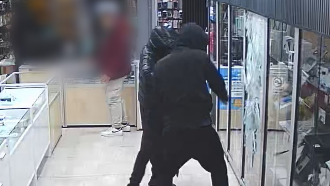 Gewelddadige overvallers belwinkel in Schiedam gefilmd tijdens beroving