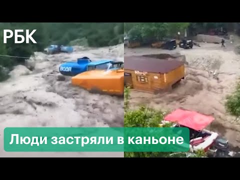 Дороги в Дагестане размыло из-за ливней. 60 человек застряли в Сулакском каньоне