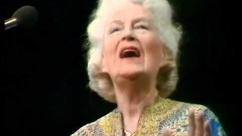 Gracie Fields -1978 Royal Variety guest appearance -Full Song!