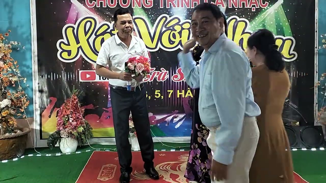 Gặp nhau trong mưa st Hồng Vân & trần quí,,, trình bày anh chị út song ca 