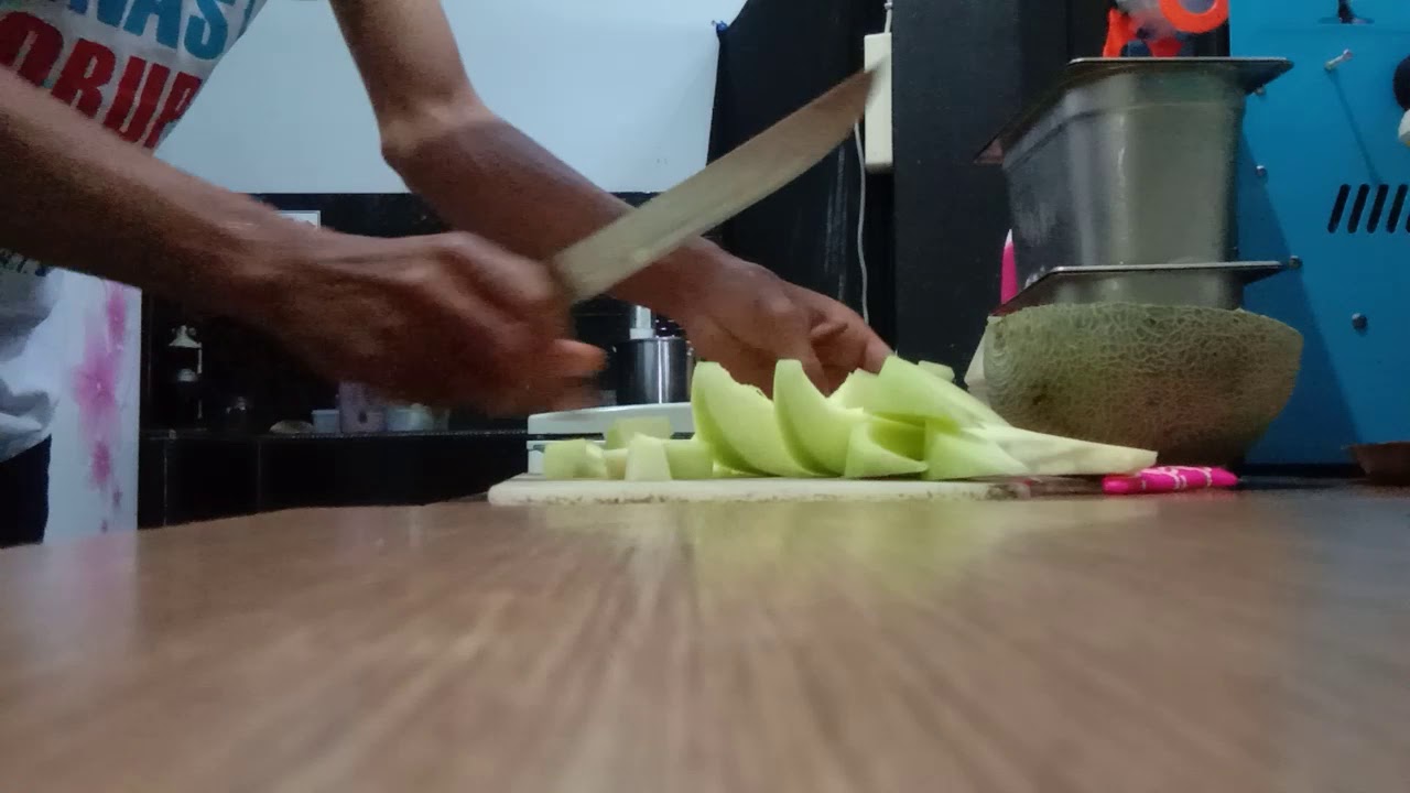 Cara memotong buah melon 