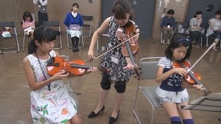 小学生がバイオリンを体験