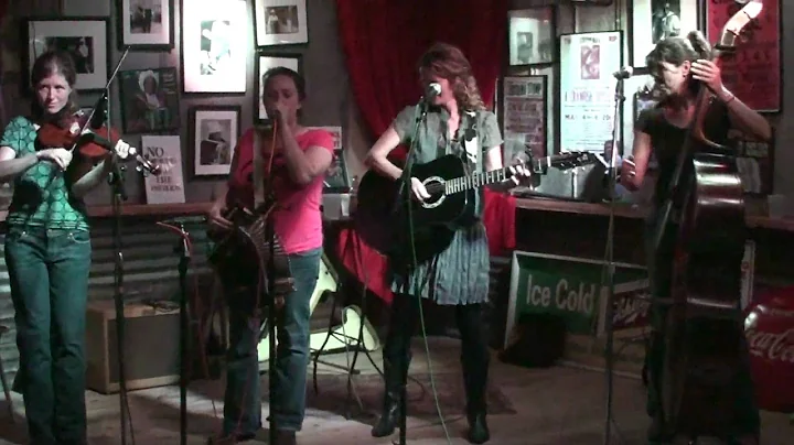 Bonsoir Catin, performing Longue Pointe 2 Step at ...