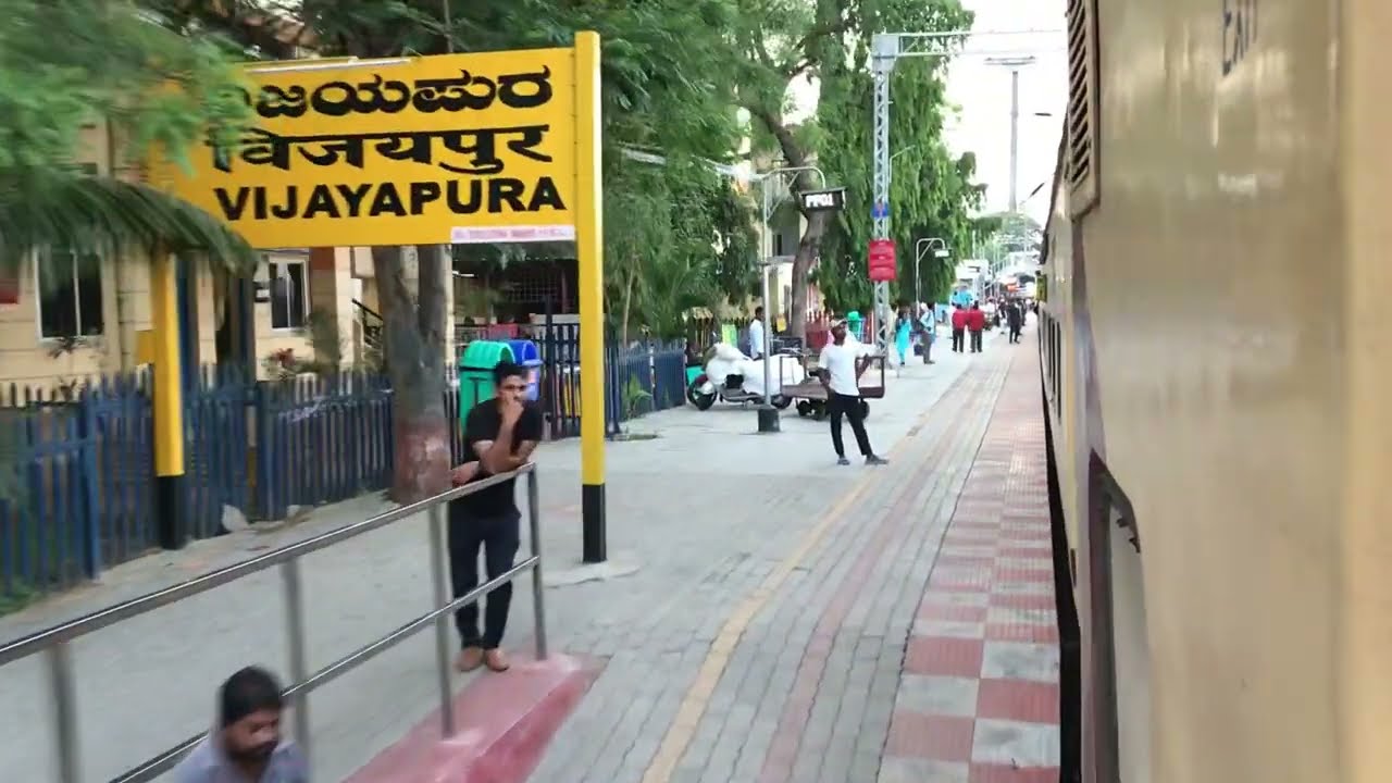 11140 GADAG - CSMT Express arriving at Vijayapura, Karnataka! 