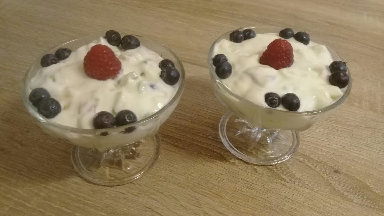 Fruit delight with biscuit base Fruit dessert with cream & yogurt